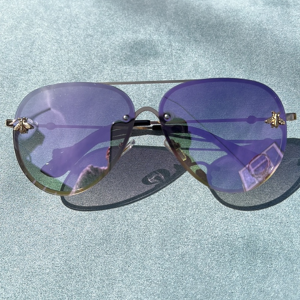 Mens and women’s Purple mirrored bee emblem UV400 gold metal framed sunglasses